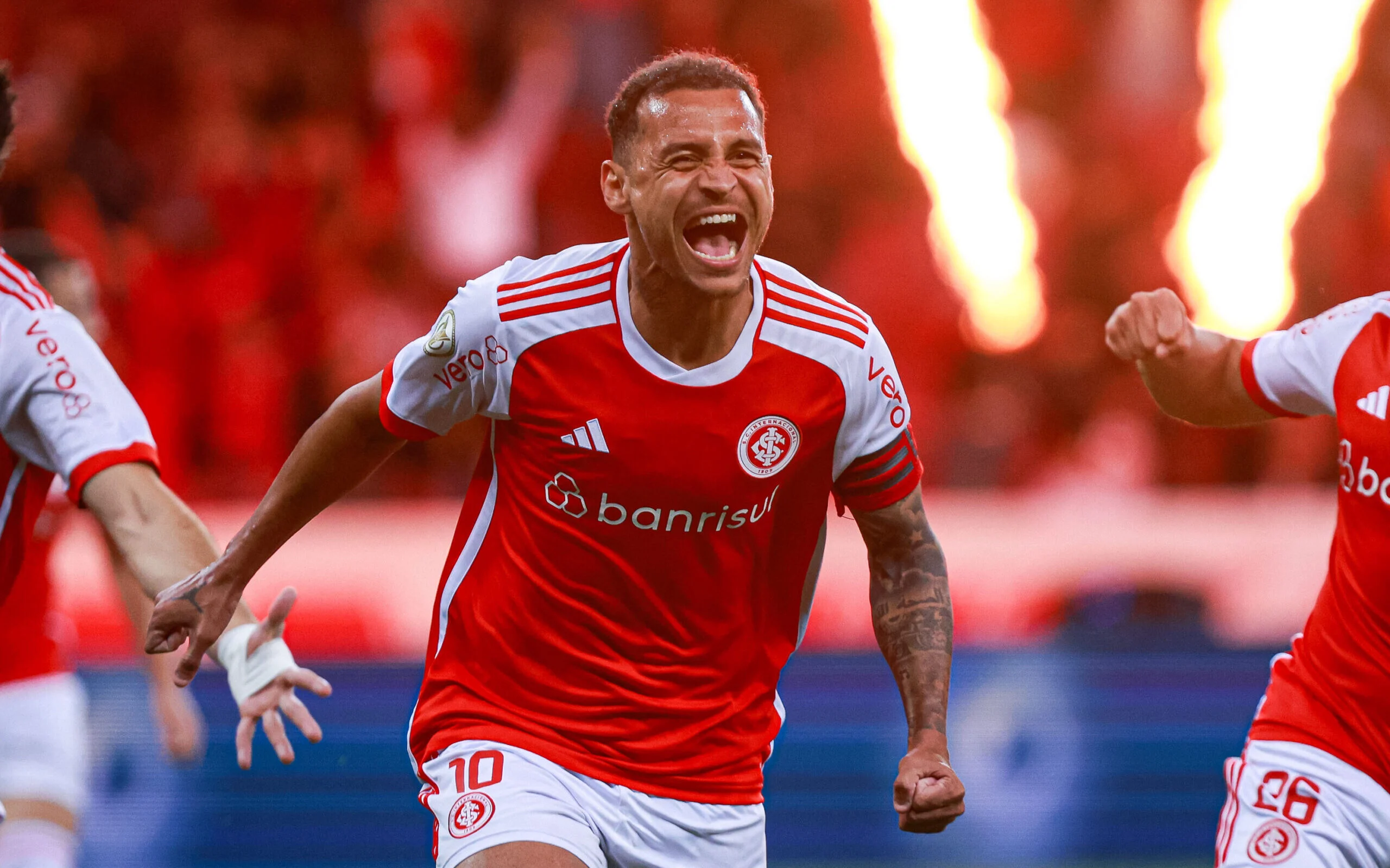 Alan Patrick Inter em campo durante partida no Beira-Rio