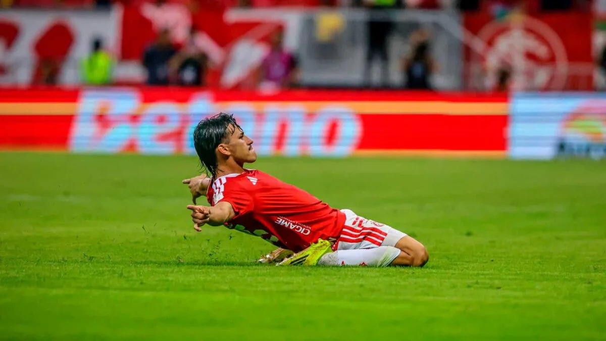 Lateral Alexandro Bernabei Inter em ação durante partida do Internacional
