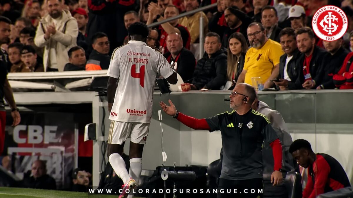 Felix Torres deixa o gramado após ser substituido na derrota do Internacional em Curitiba