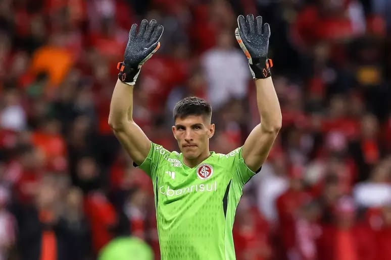 Goleiro Sergio Rochet comemora durante partida pelo Internacional.