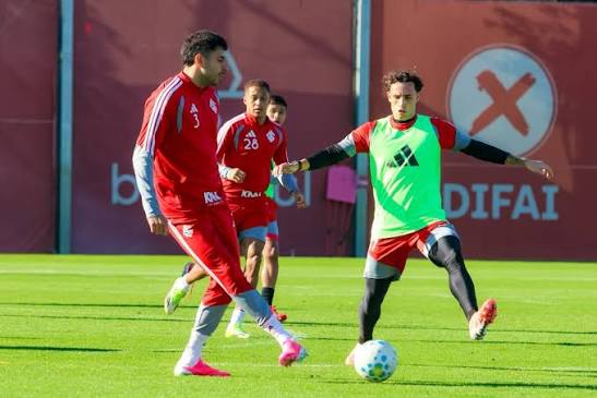 Jogadores do Internacional durante jogo-treino contra o Caxias antes da retomada do Brasileirão.