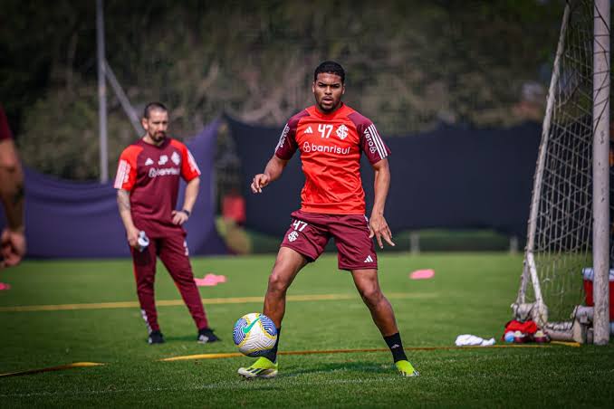 Gustavo Prado em treinamento do Internacional durante período em que o Inter busca novo empréstimo para o atacante.