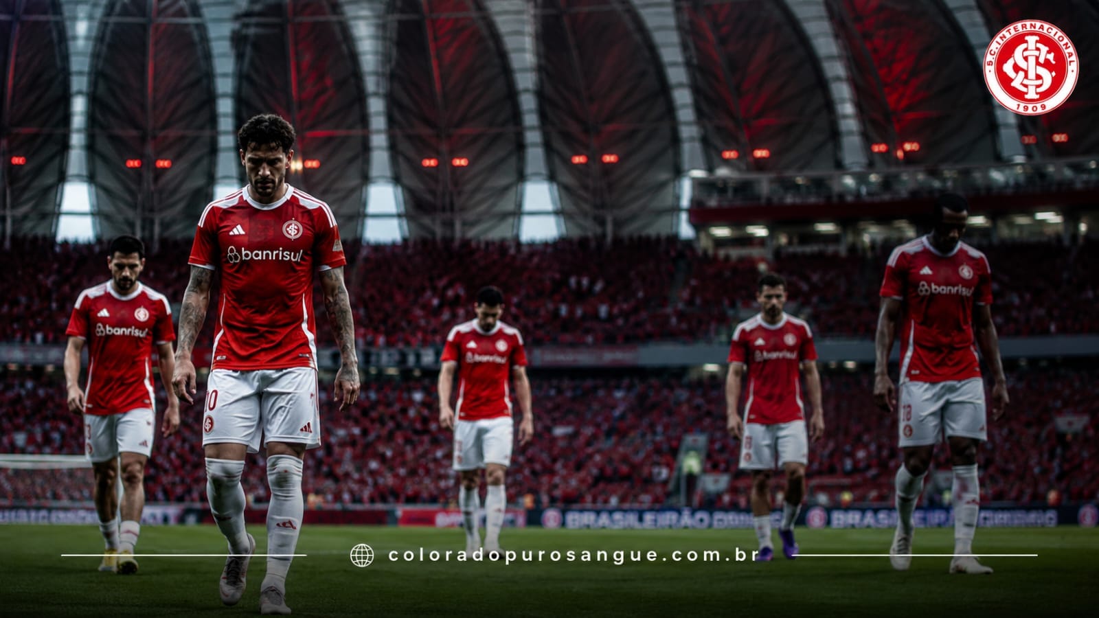 Jogadores do Internacional deixam o gramado cabisbaixos após mais uma derrota no Campeonato Brasileiro