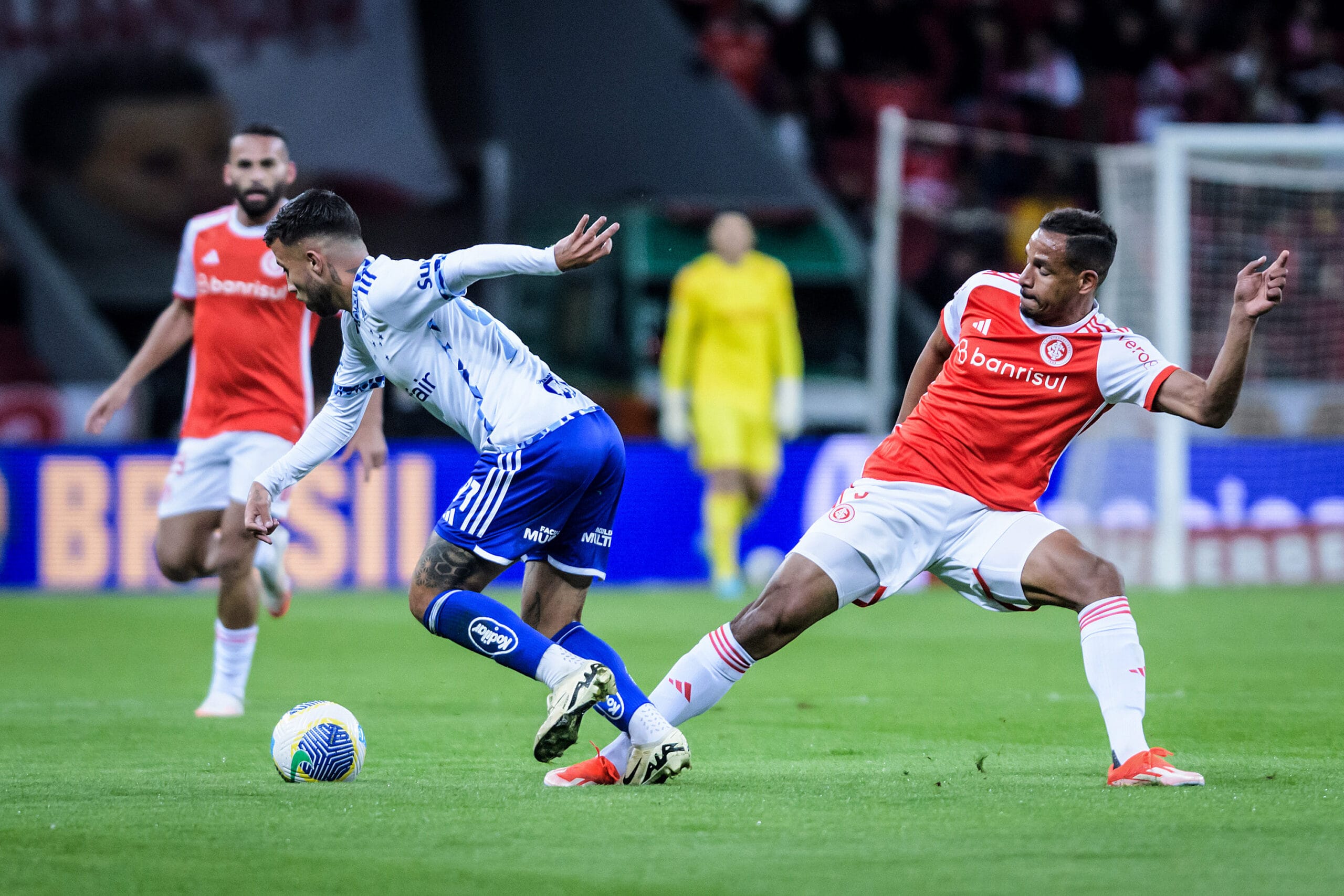 Jogadores de Internacional e Cruzeiro durante confronto pelo Campeonato Brasileiro.