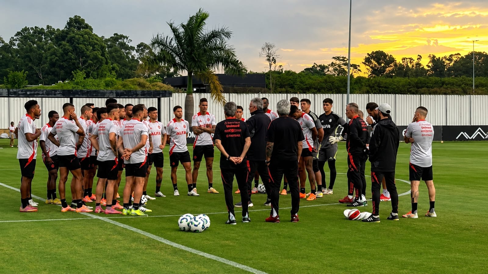 Jogadores durrante treinamento, sinal de alerta no Beira Rio.