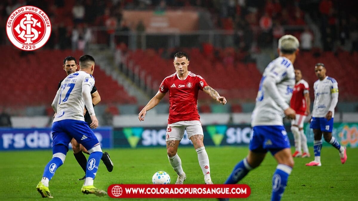 Jogadores do Internacional lamentam a derrota para o Cruzeiro no Beira-Rio.