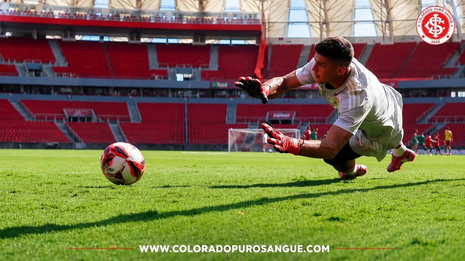 Goleiros do Internacional disputam posição antes do confronto contra o Athletico-PR.