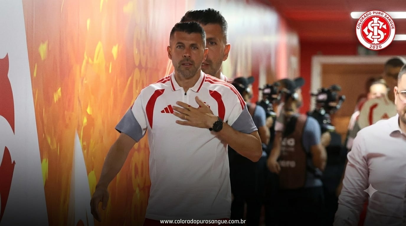 Paulo Pezzolano nos corredores do vestiário do Internacional antes de partida no Beira-Rio.