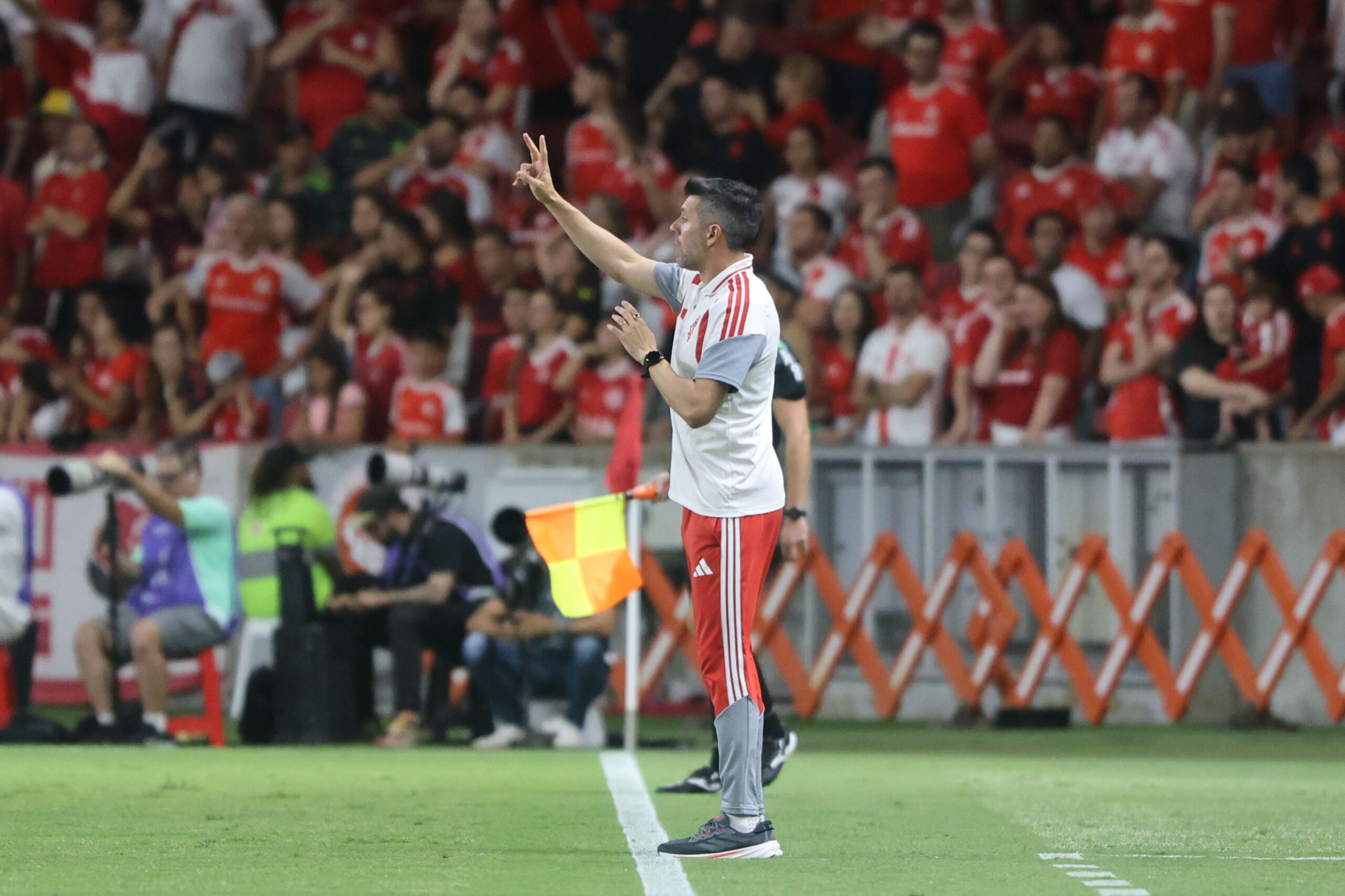 Pezzolano não vai estar a beira do campo hoje.