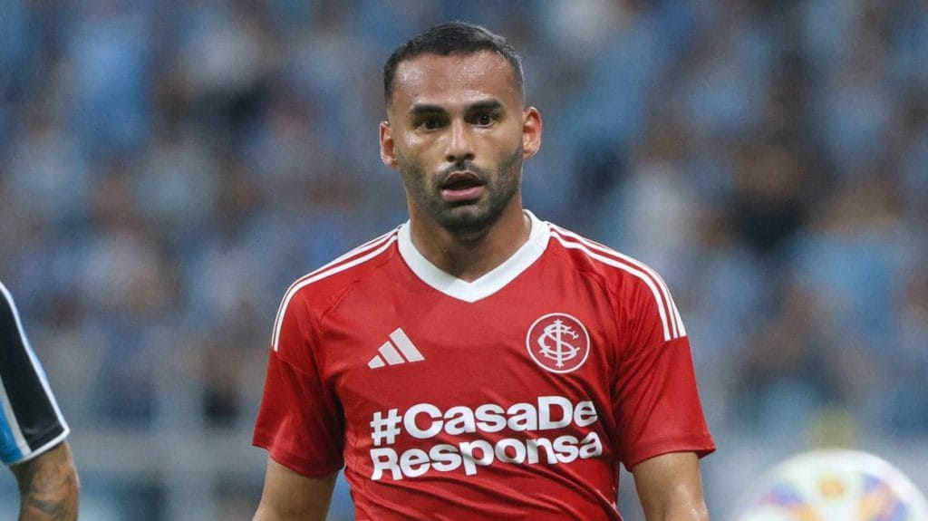 Thiago Maia no Internacional durante partida no beira rio