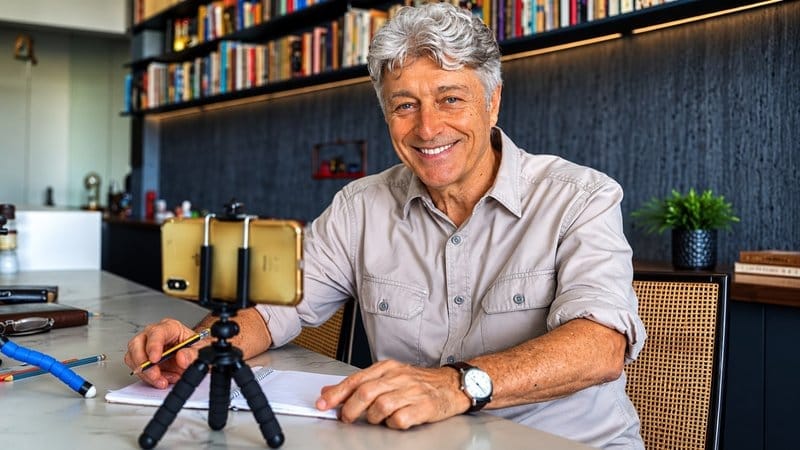 Caco Barcellos, jornalista e apresentador, é um dos famosos que torcem para o Internacional.