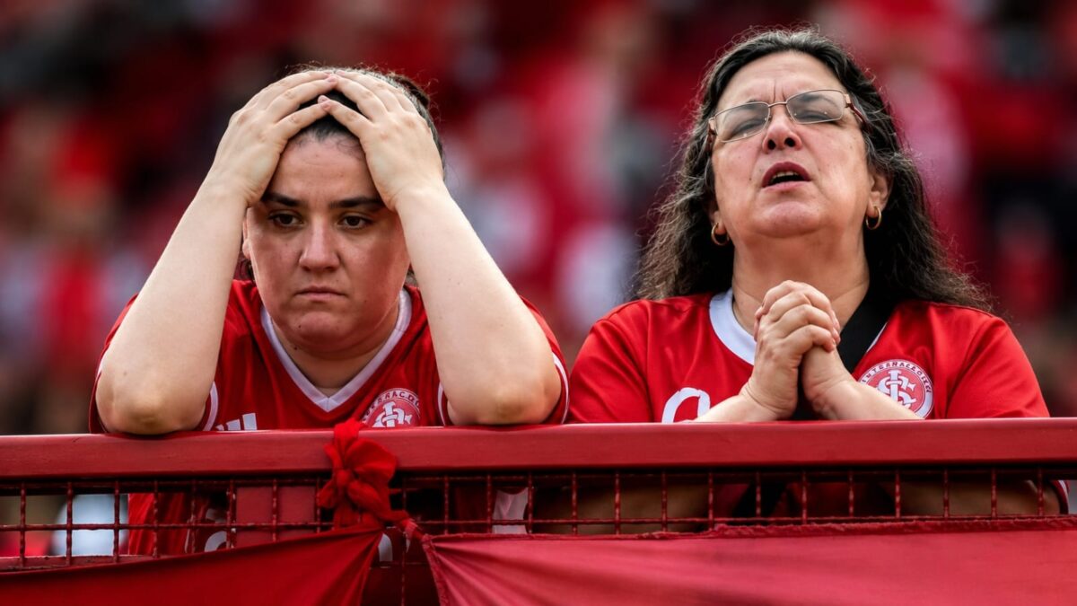 Torcedor do Internacional emocionado após derrota do Colorado no Campeonato Brasileiro, simbolizando a esperança da torcida.