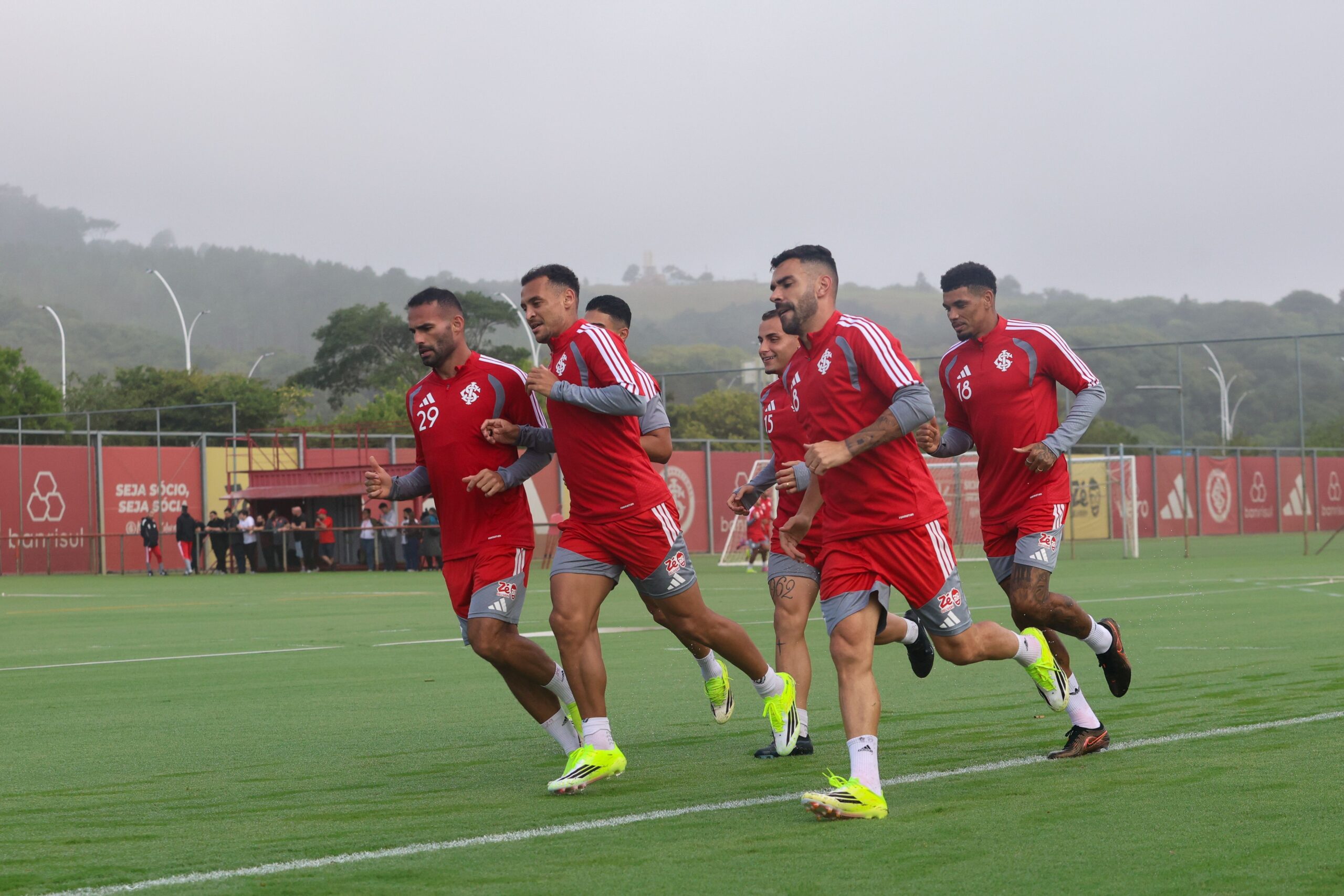 Jogadores do Internacional durante treinamento antes da retomada do Campeonato Brasileiro.
