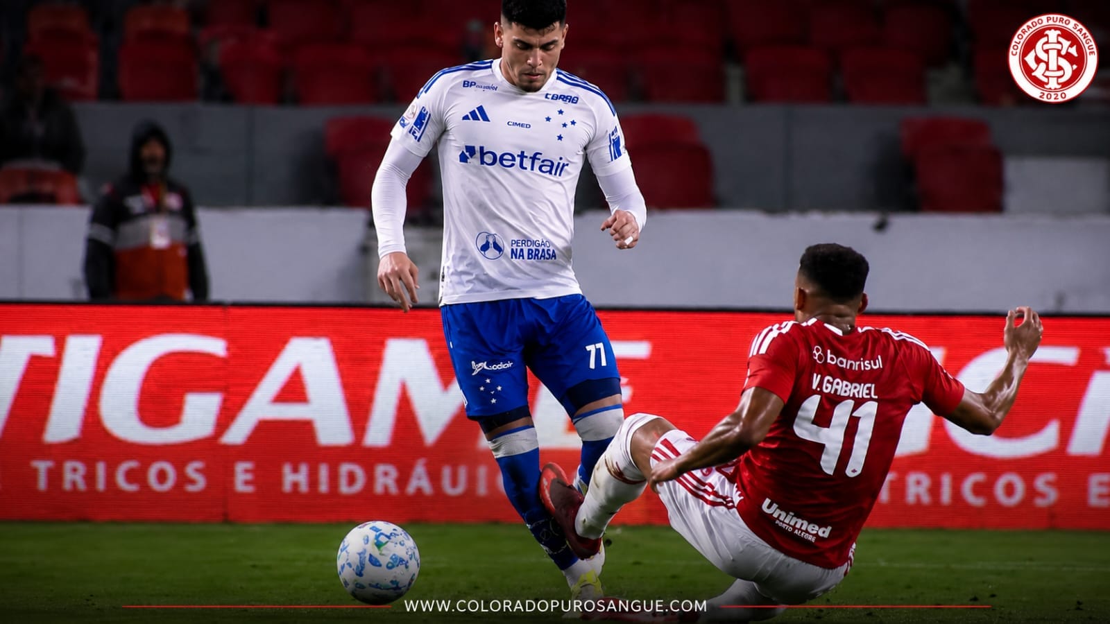 Victor Gabriel durante partida do Internacional contra o Cruzeiro pelo Campeonato Brasileiro.