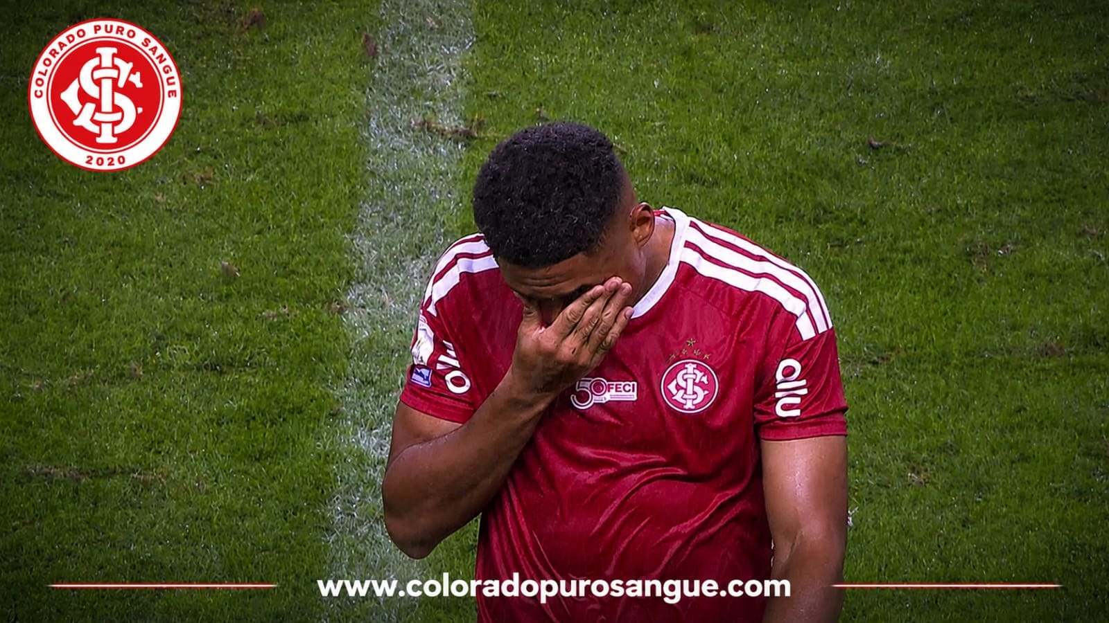 Victor Gabriel deixa o gramado após ser expulso na partida entre Internacional e Cruzeiro pelo Brasileirão.