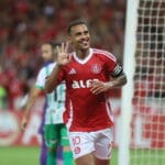 Alan Patrick volta a ser titular do Inter e mantém status com Pezzolano Alan Patrick comemora gol pelo Internacional com a faixa de capitão.