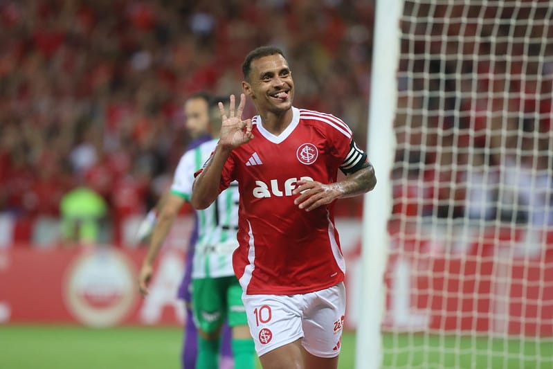 Alan Patrick comemora gol pelo Internacional com a faixa de capitão.