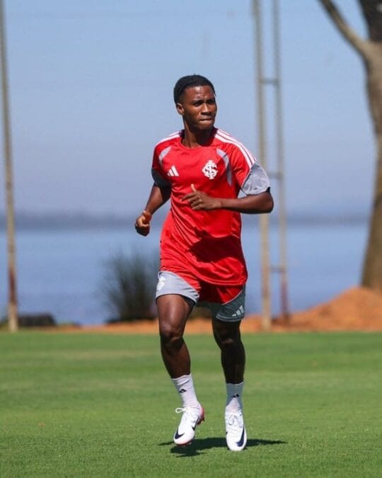 Benjamin Arhin - volante ganês em treino no CT do Internacional