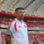 Técnico Paulo Pezzolano orienta a equipe em momento decisivo da temporada