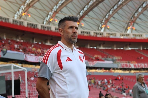 Técnico Paulo Pezzolano orienta a equipe em momento decisivo da temporada