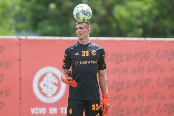 Goleiro uruguaio em treino no dia em que cirurgia de Rochet põe em dúvida renovação com o Inter.