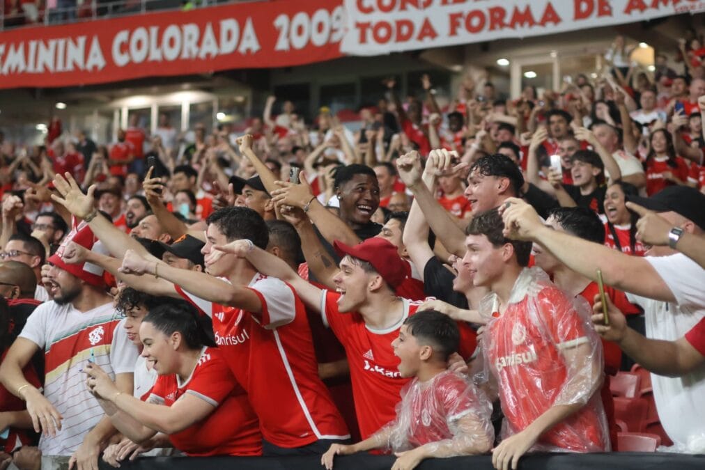 Inter volta a sentir um jogo grande - torcida comemorando no estádio