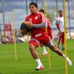 jogador da base do Inter treina com bola medicinal durante circuito físico no CT, cenário que ilustra como a base ganha espaço no Inter