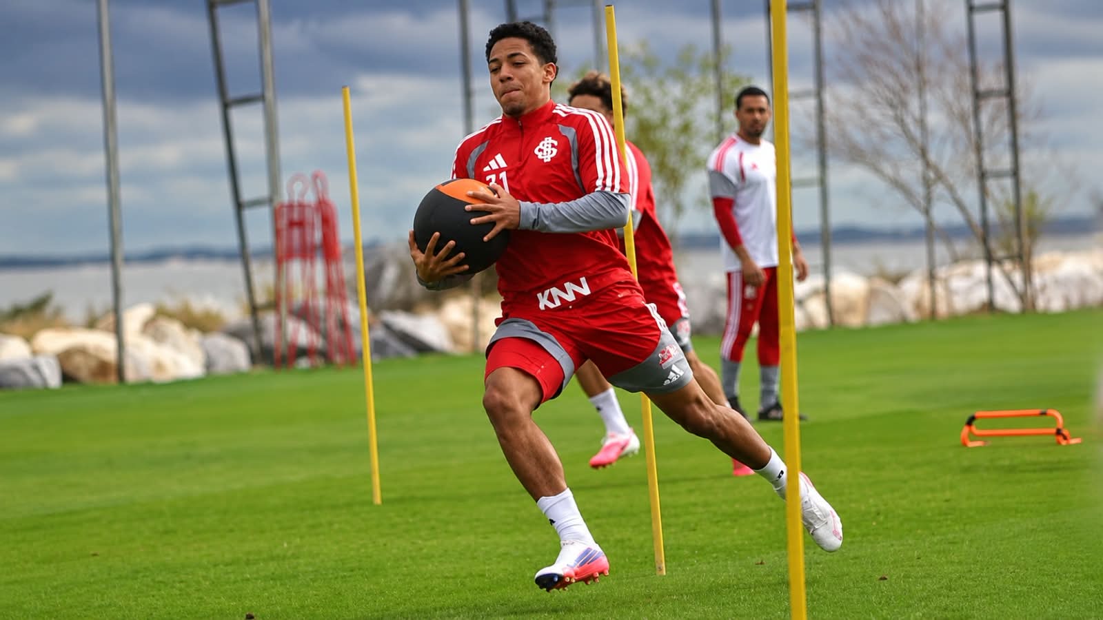 jogador da base do Inter treina com bola medicinal durante circuito físico no CT, cenário que ilustra como a base ganha espaço no Inter