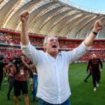 Abel Braga comemora com os braços erguidos no gramado do Beira-Rio, cenário que embala a expectativa pela estátua em sua homenagem
