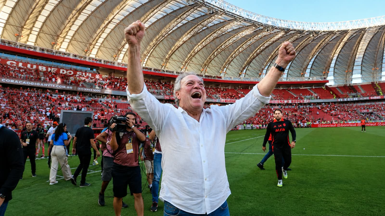 Abel Braga comemora com os braços erguidos no gramado do Beira-Rio, cenário que embala a expectativa pela estátua em sua homenagem
