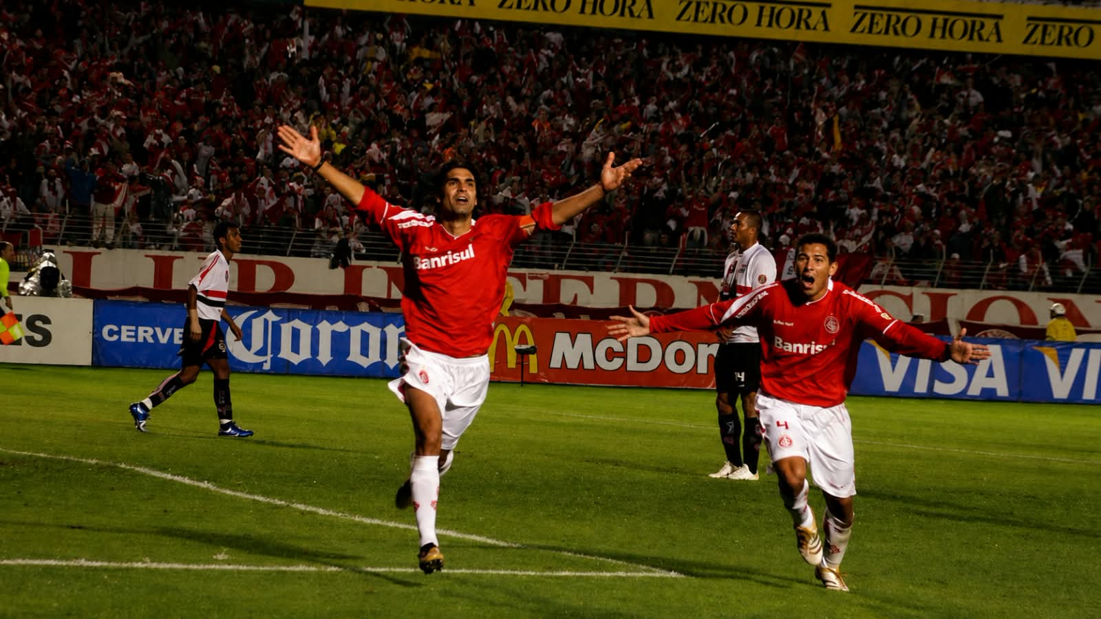Fernandão comemora gol na final da Libertadores de 2006 contra o São Paulo, na campanha que consagrou os 20 anos de história narrados na crônica
