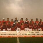 Campeões da Libertadores de 2006 do Inter posam com a faixa da Copa Toyota Libertadores no gramado do Beira-Rio