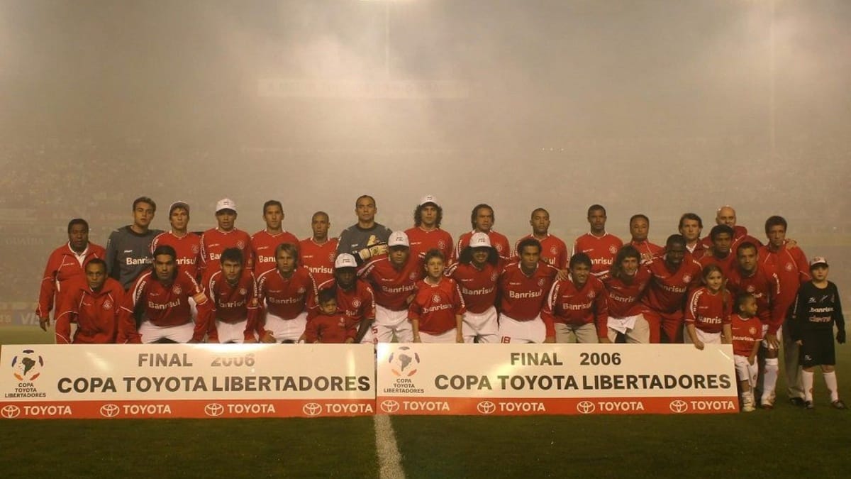 Campeões da Libertadores de 2006 do Inter posam com a faixa da Copa Toyota Libertadores no gramado do Beira-Rio