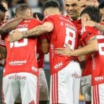 Jogadores do Internacional reunidos em campo, clube que enfrenta o Remo no Z-4 do Brasileirão