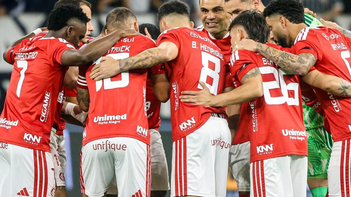 Jogadores do Internacional reunidos em campo, clube que enfrenta o Remo no Z-4 do Brasileirão