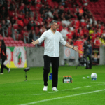 Pezzolano orienta o Internacional durante Internacional x Remo no Beira-Rio