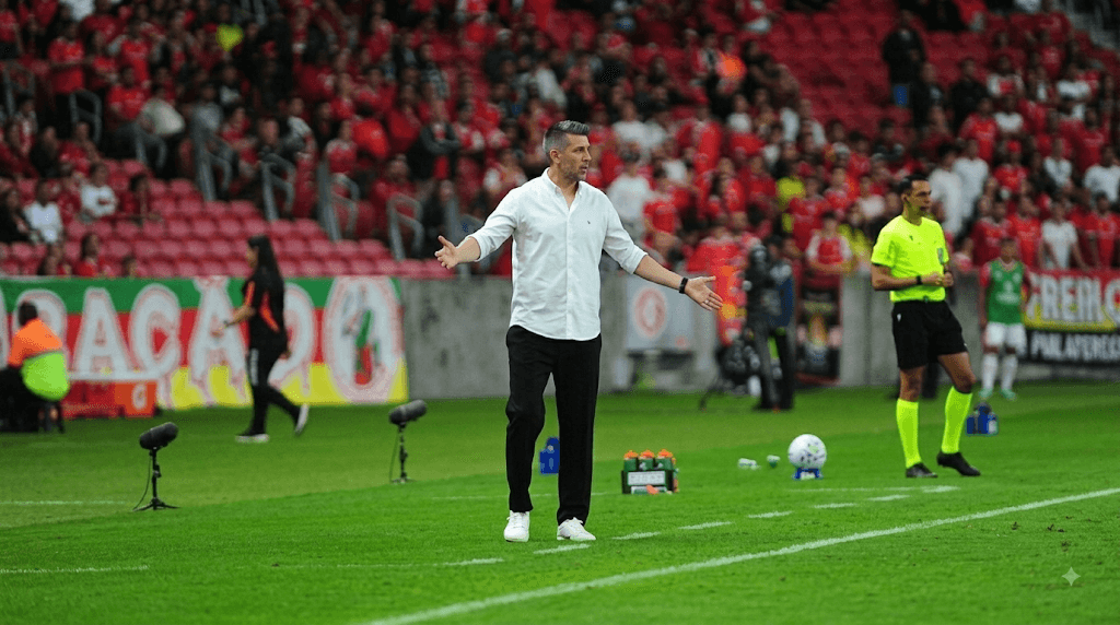 Pezzolano orienta o Internacional durante Internacional x Remo no Beira-Rio