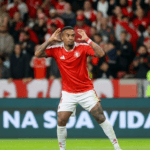 Alerrandro comemora gol pelo Internacional