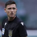 Árbitro do Gre-Nal na Copa do Brasil, Ramon Abatti Abel, apitando em campo