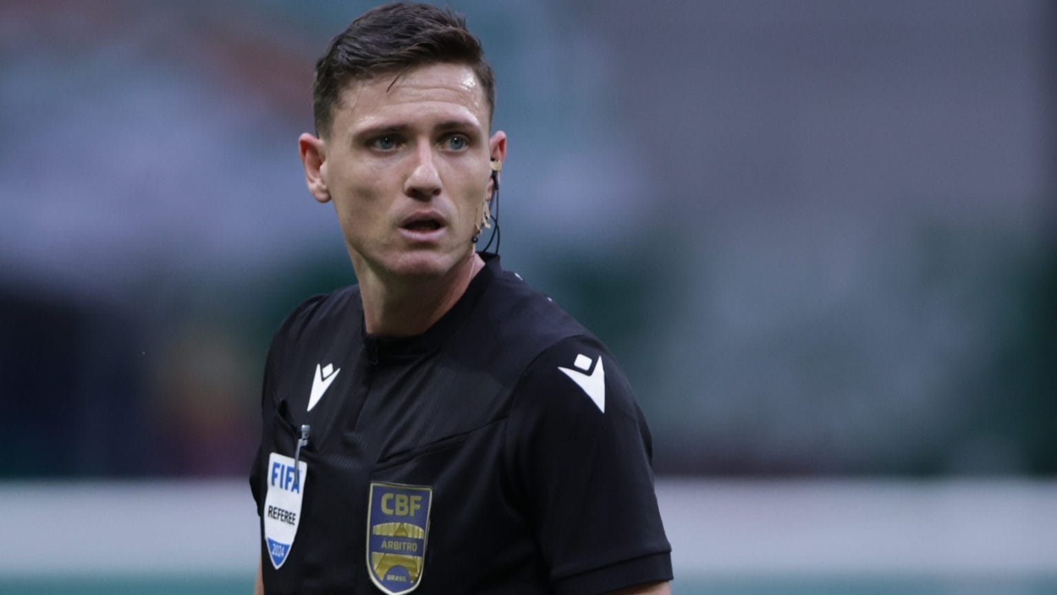 Árbitro do Gre-Nal na Copa do Brasil, Ramon Abatti Abel, apitando em campo