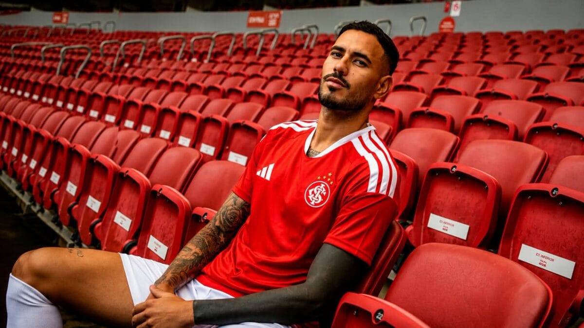 ALT atualizado: Estreia de Sanabria pelo Inter: atacante posa com a camisa vermelha do clube nas arquibancadas do estádio