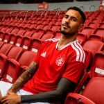 ALT atualizado: Estreia de Sanabria pelo Inter: atacante posa com a camisa vermelha do clube nas arquibancadas do estádio