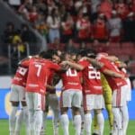 Queda do Inter como mandante no Brasileirão: jogadores em campo no Beira-Rio
