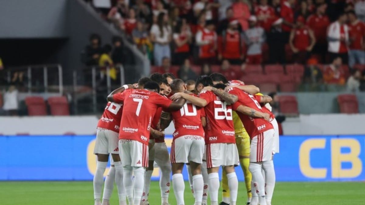 Queda do Inter como mandante no Brasileirão: jogadores em campo no Beira-Rio