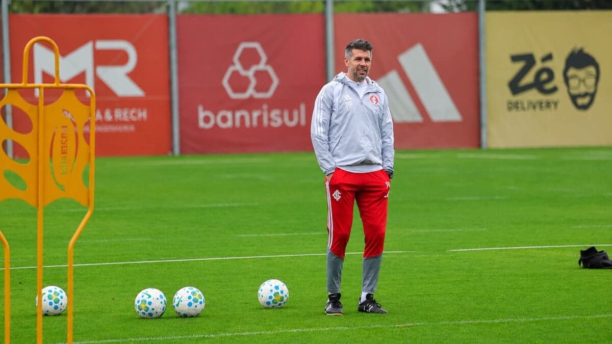 Técnico Pezzolano, do Internacional, durante treinamento no CT, com dúvidas para definir a escalação do time para o próximo jogo.