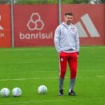 Técnico Pezzolano, do Internacional, durante treinamento no CT, com dúvidas para definir a escalação do time para o próximo jogo.