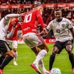 Jejum do Inter: jogadores do Colorado disputam bola contra o Atlético-MG no Beira-Rio