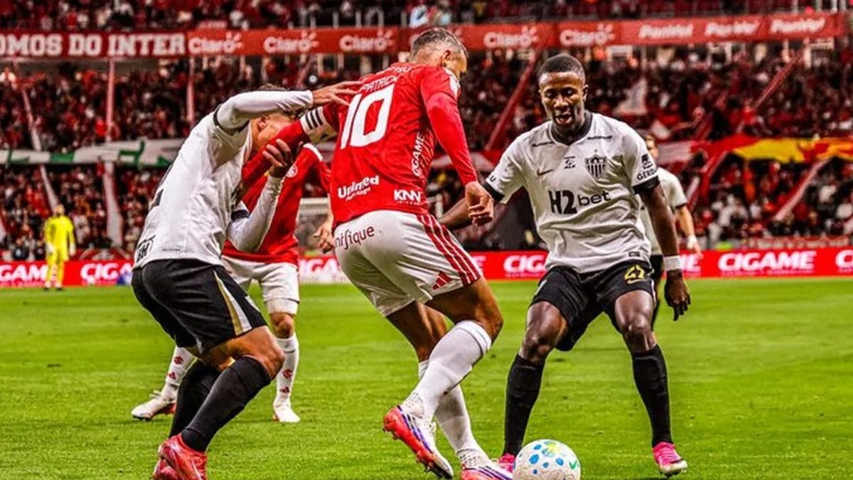 Jejum do Inter: jogadores do Colorado disputam bola contra o Atlético-MG no Beira-Rio