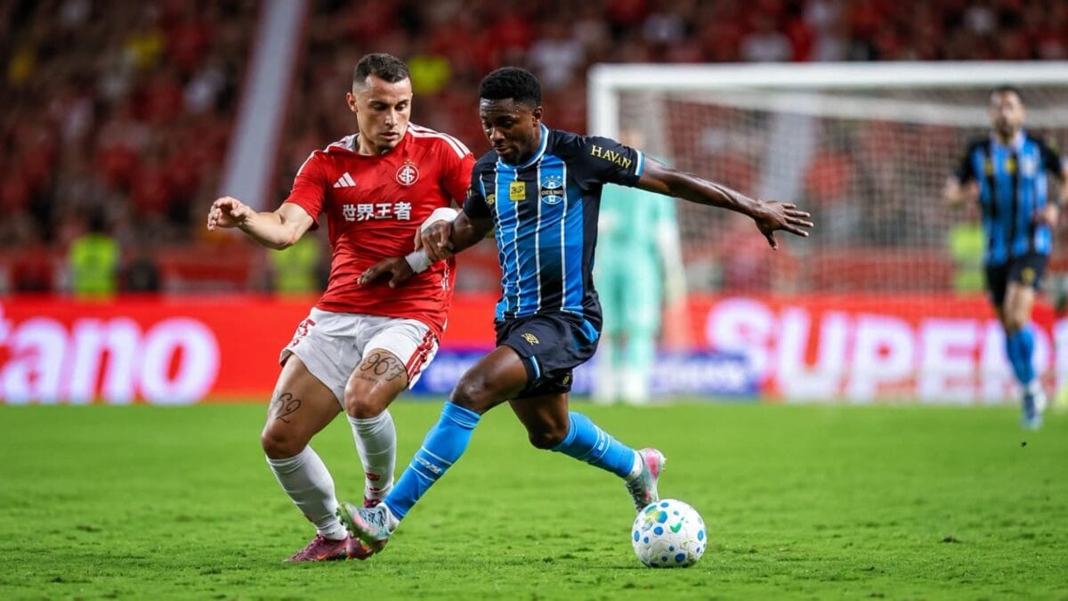 Jogadores de Internacional e Grêmio disputam bola no Grenal, marcado pela crise de gestão no Grenal