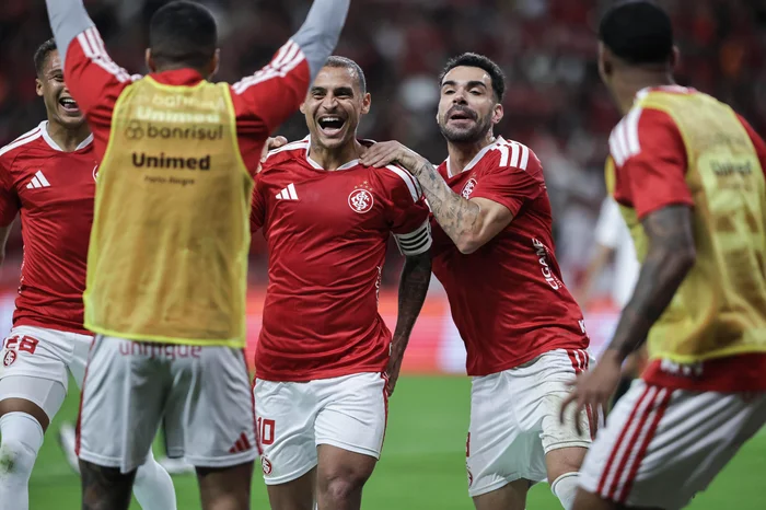 Alan Patrick titular Inter - camisa 10 comemorando gol pelo Colorado